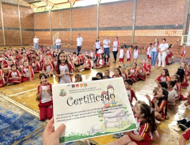 Mercedes reconhece alunos destaques em simulados com medalhas e certificados